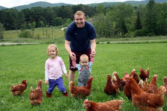 Jesse Laflamme con Piper, Brock e le loro galline