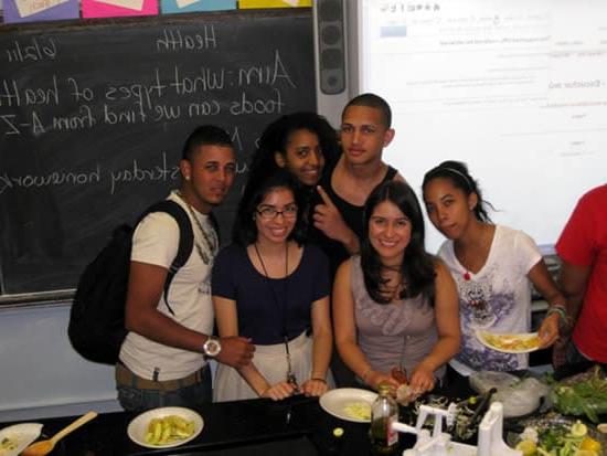 Studenti HealthCorps preparano pasta di zucchine