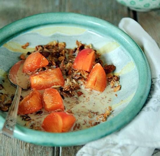 Granola nocciolata all'olio d'oliva in una ciotola