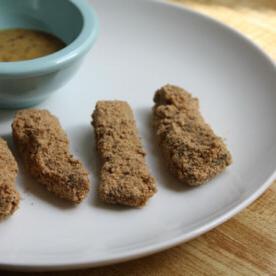 Bastoncini di pesce con grano saraceno e canapa, serviti con salsa