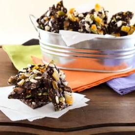 Festeggia Halloween con le Sfoglie di Cioccolato "Boo" 4 Scorzetta di Cioccolato Artigianale con frutta secca e semi