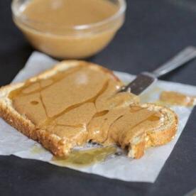 toast con burro di mandorle tostate