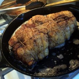 Il Maiale al Pascolo, un'Alternativa non Trasformata per Carne Sostenibile 6 Spalla di Maiale di Cinta Arrosto Lento con Erbe e Aglio e Salsa Verde