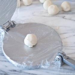 Posiziona la pallina di impasto al centro della pressa per tortillas