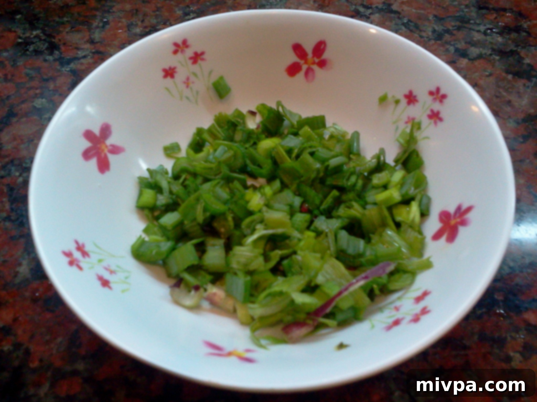 Finely chopped fresh spring onions, perfect for adding a final touch to dishes.