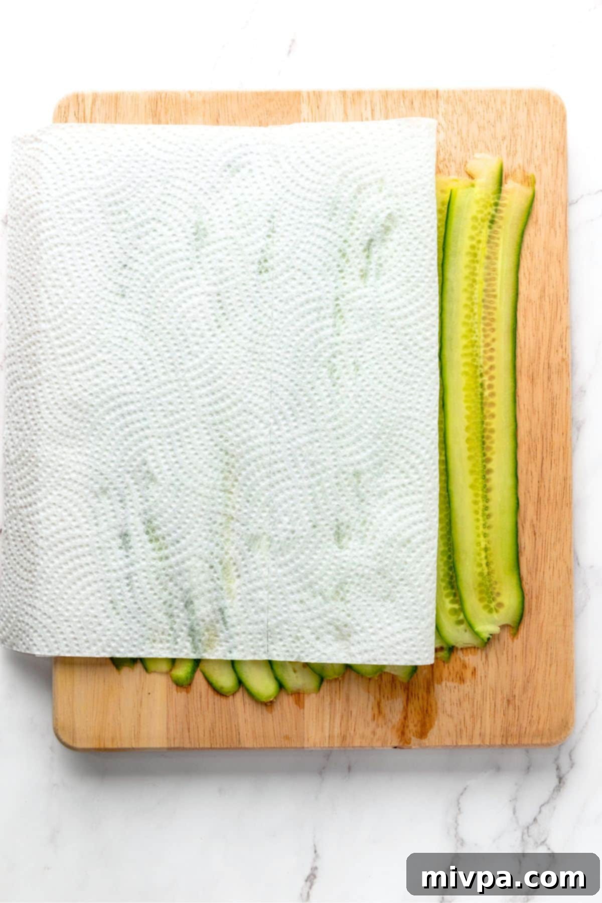Cucumber roll recipe Patting cucumber slices dry with paper towels.