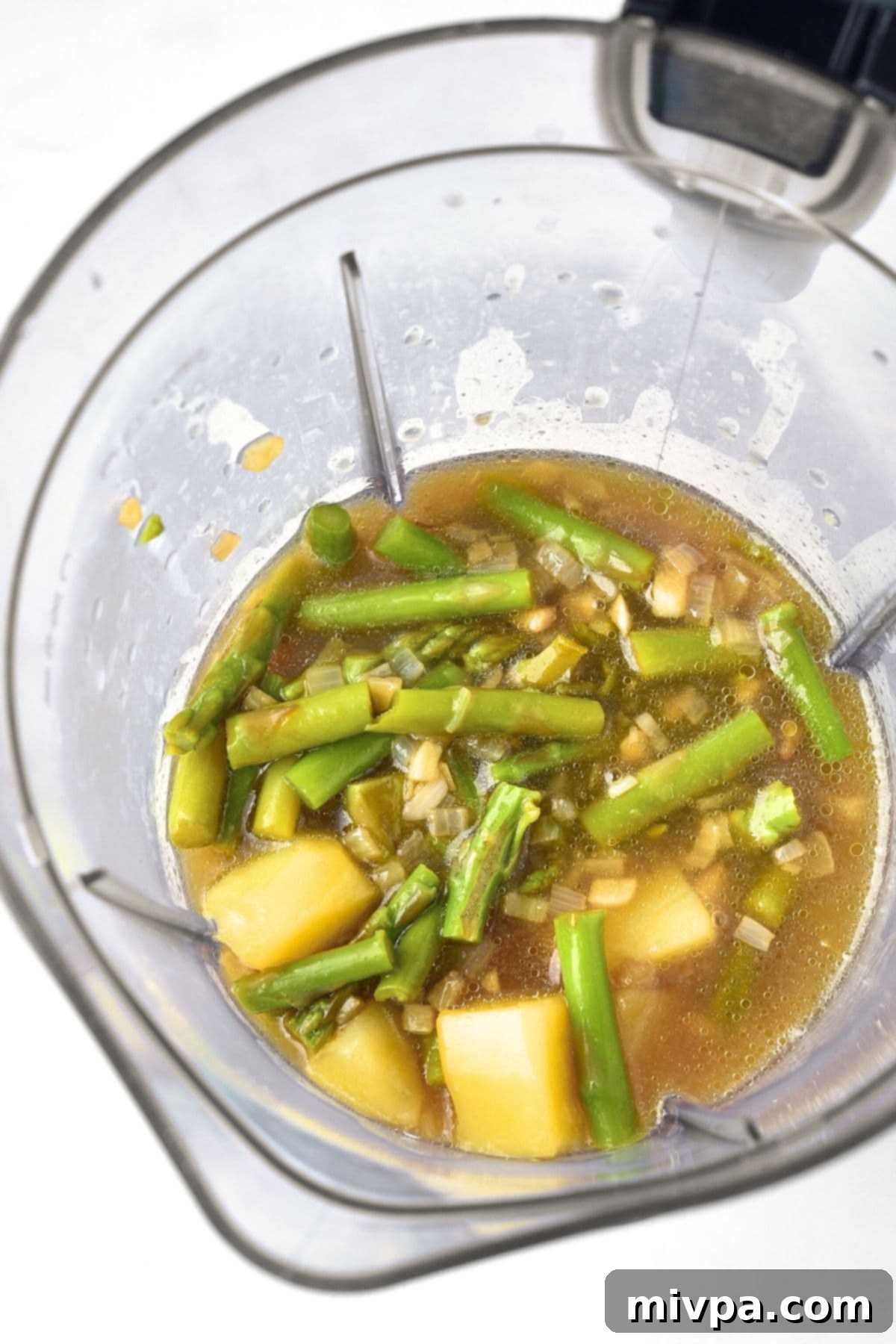 Asparagus, potatoes and broth in a blender