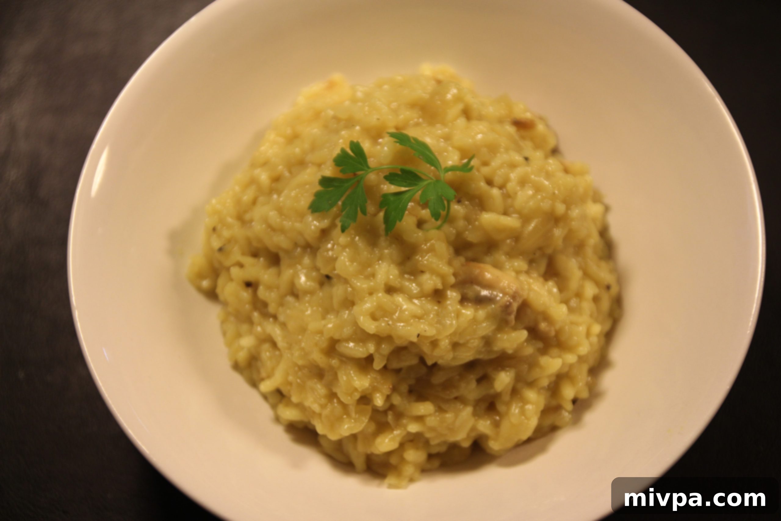 Freshly chopped parsley sprinkled over the finished chicken saffron risotto
