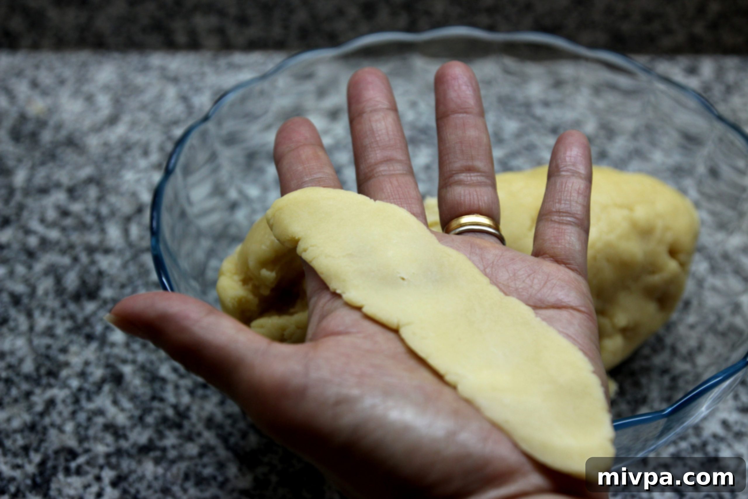 Flattening dough for pineapple tart casing
