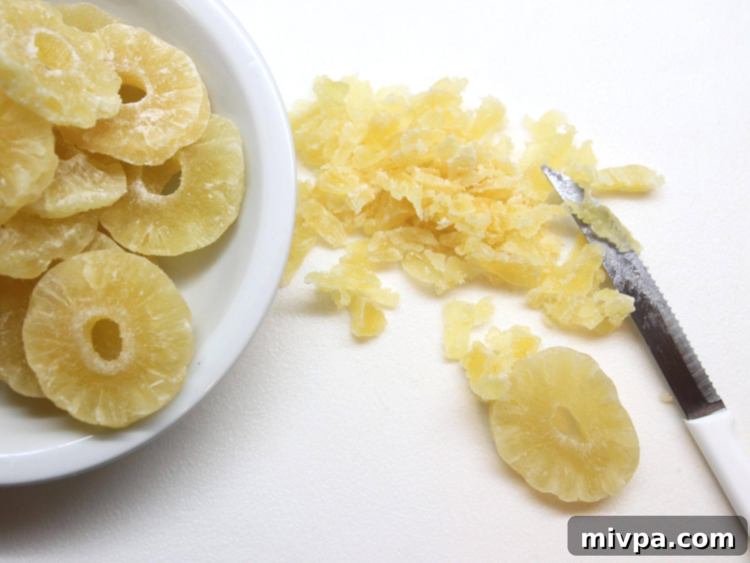 Blending desiccated pineapple for homemade filling