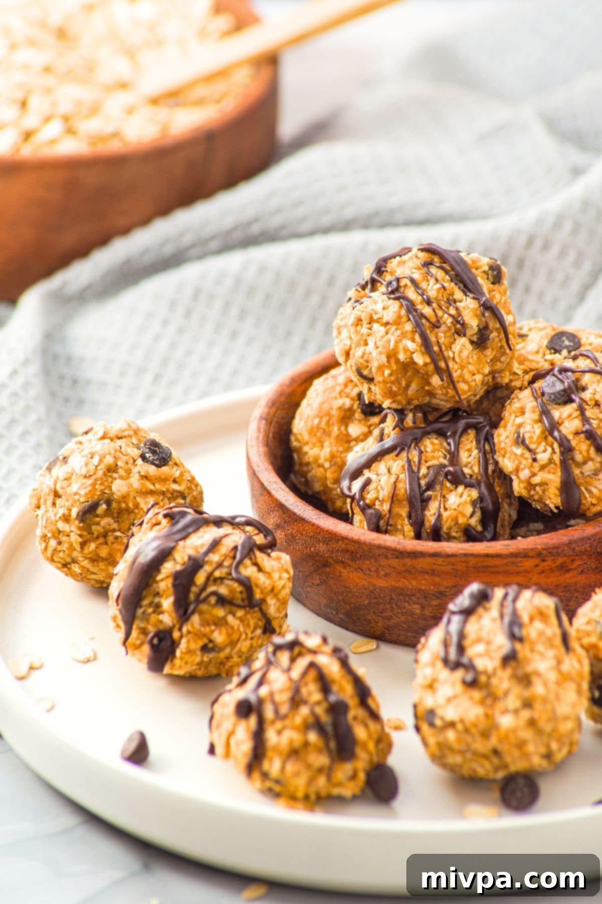 Oatmeal and Peanut Butter Balls Oatmeal and peanut butter balls on plate