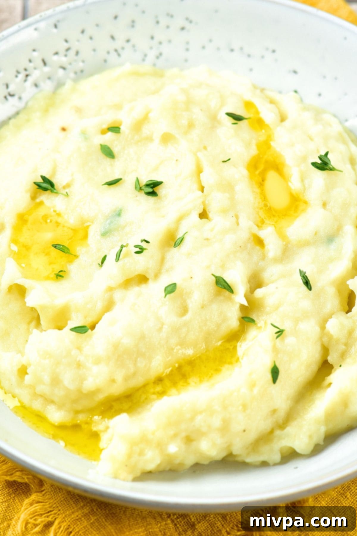 Roasted Garlic Creamy Mashed Potatoes A bowl of roasted garlic creamy mashed potatoes