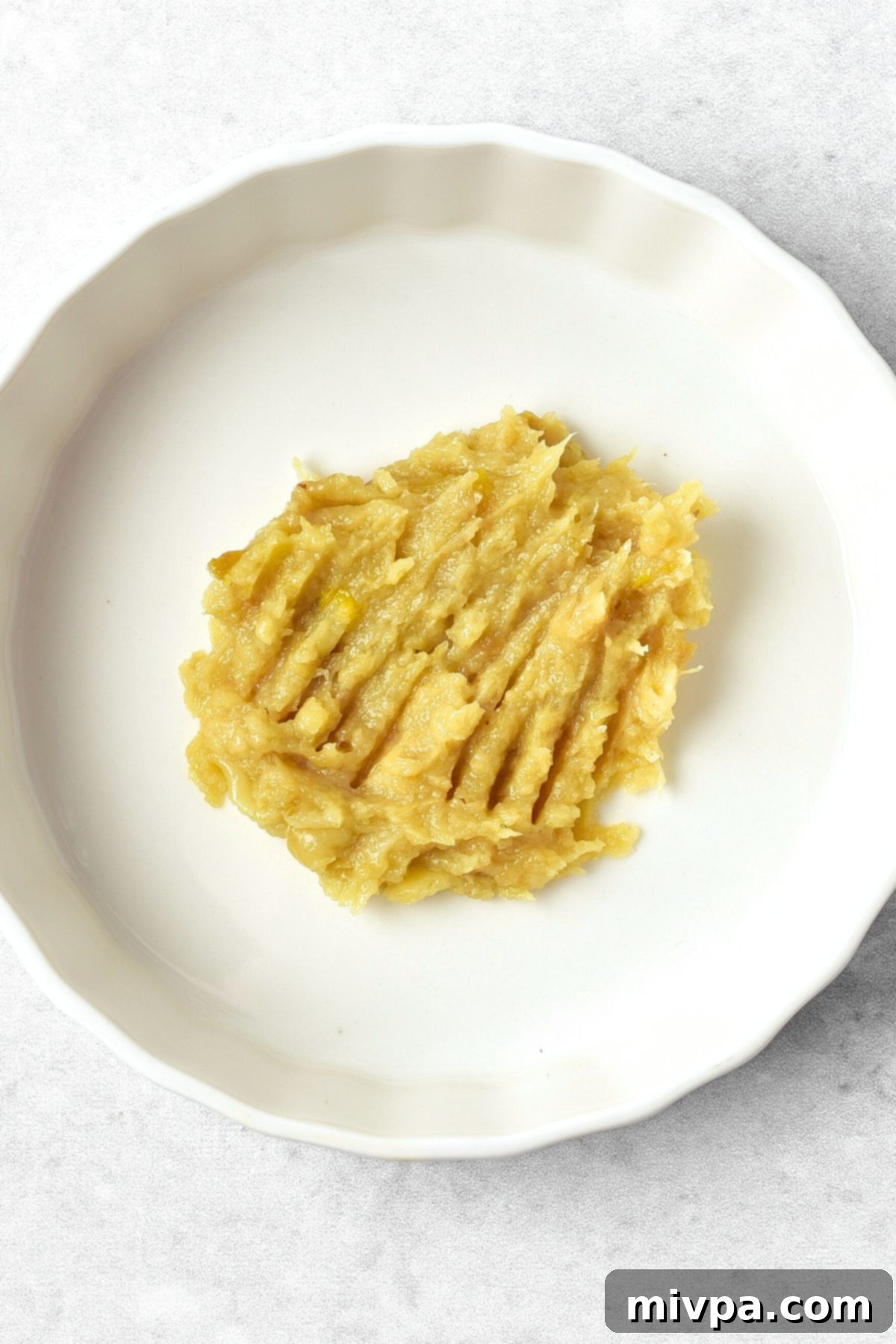 How to Make Mashed Garlic A plate of mashed garlic